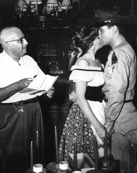 Elvis Presley und Judith Rawlins am Set von G.I. Blues mit Norman Taurog.
