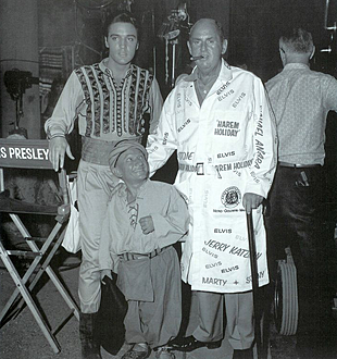 Billy Barty, Elvis und Col. T. Parker am Set