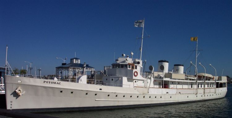 Klicke auf die Grafik für eine vergrößerte Ansicht  Name: Uss-potomac-at-oakland.jpg Ansichten: 0 Größe: 35,9 KB ID: 1539045